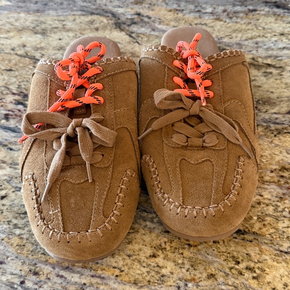 Brown Kids Shoes with Orange Laces
Worn once ! Like new
Back 70 mules sneakers - Picture 4 of 4